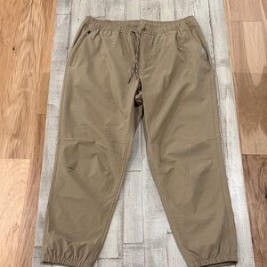 LL Bean- Men's Tan Jogger Pants- Large
